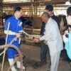 千葉県南房総市の高梨牧場にて、高梨代表から日本の酪農について学ぶムチャロ氏。
