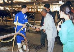 千葉県南房総市の高梨牧場にて、高梨代表から日本の酪農について学ぶムチャロ氏。