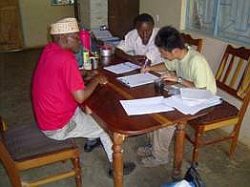 村人を対象に実施したインタビューの様子。TEACAの事務所のスペースを借りて、村の青年にスワヒリ語・英語の通訳に協力してもらいながら、村人に対して森に関わる事項についてインタビューを実施した。