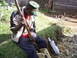 Ndidiの木をくり抜いて伝統養蜂筒を作っているところ