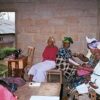 積み立てについてのミーティングに集まってきたFoyeni女性グループのママさんたち
