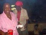 改良カマドが普及された村を見学に来た、シンガ村の助役さん（写真左側の女性）