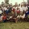 キリマンジャロ山の東南に位置するキルワブンジョー。 苗木を持って植林に向かうブンジョー小学校の生徒たち。