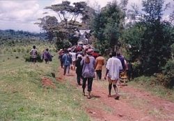 写真２：　植林地に向かう村人たち