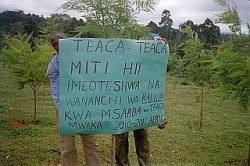写真３：　州知事にこの植林がルワ村とTEACAの協力により実施されたことを説明しているところ