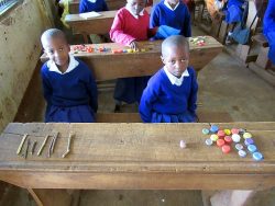 小学校での足し算引き算の授業風景