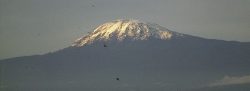 新雪を被ったキリマンジャロ山 ＜2010年１月撮影＞