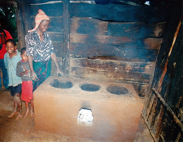 村人の家に設置された改良カマド