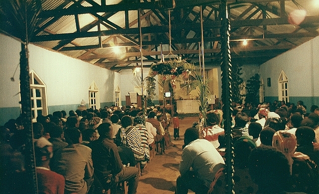 クリスマスイブの夜、教会のミサに集まった村人たち