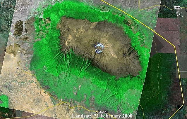 キリマンジャロ山の衛星画像。もともとの国立公園は、森林帯より上部だけであった。
